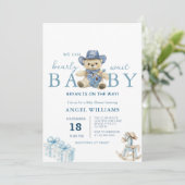 We Can Bearly Wait Cowboy Baby Shower Einladung (Stehend Vorderseite)