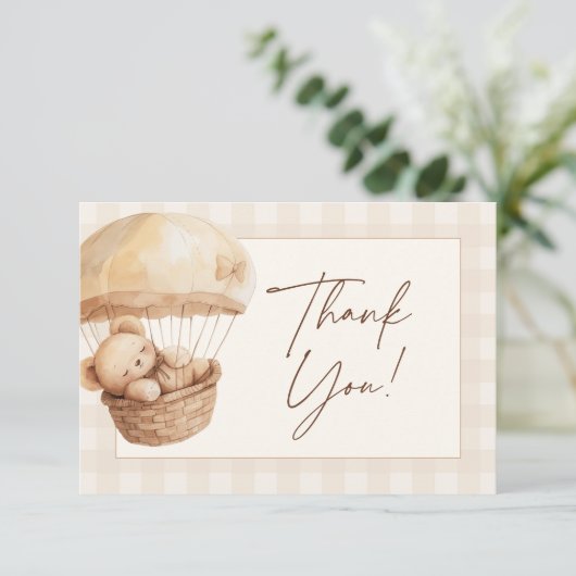 We Can Bearly Wait Gingham Teddy Bear Baby Shower Dankeskarte (Stehend Vorderseite)