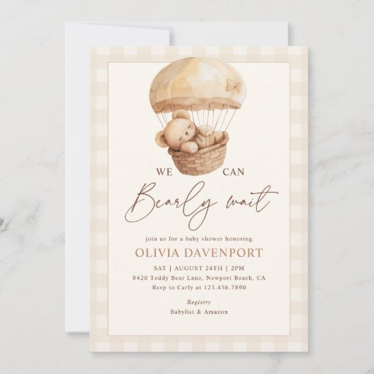We Can Bearly Wait Gingham Teddy Bear Baby Shower Einladung (Vorderseite)