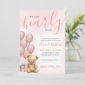 We Can Bearly Wait Girl Pink Bear Baby Shower Einladung (Stehend Vorderseite)