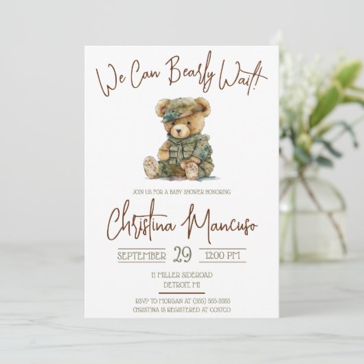 We Can Bearly Wait Military Teddy Bear Baby Shower Einladung (Stehend Vorderseite)