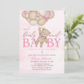 We Can Bearly Wait Pink Baby Shower Einladung (Stehend Vorderseite)