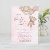 We Can Bearly Wait Pink Baby Shower Einladung (Stehend Vorderseite)