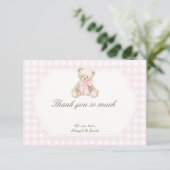 We Can Bearly Wait Pink Gingham Teddy Bear Baby Dankeskarte (Stehend Vorderseite)