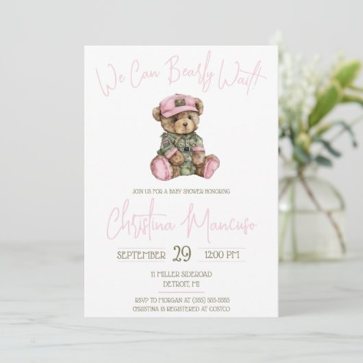 We Can Bearly Wait! Pink Military Bear Baby Shower Einladung (Stehend Vorderseite)