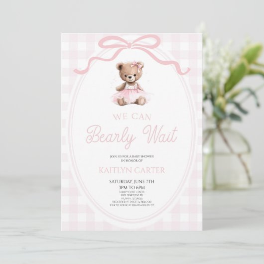We Can Bearly Wait Pink Teddy Bear Baby Shower Einladung (Stehend Vorderseite)