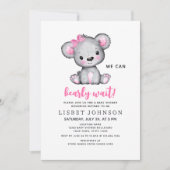 We Can Bearly Wait Pink Teddy Bear Baby Shower Einladung (Vorderseite)