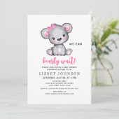 We Can Bearly Wait Pink Teddy Bear Baby Shower Einladung (Stehend Vorderseite)