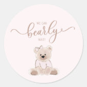 We Can Bearly Wait Teddy Bear Pink Baby Shower Runder Aufkleber (Vorderseite)