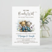 We Can Bearly Wait Teddy Bear Twins Baby Shower Einladung (Stehend Vorderseite)