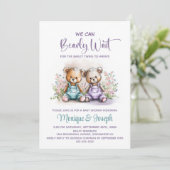 We Can Bearly Wait Teddy Bear Twins Baby Shower Einladung (Stehend Vorderseite)