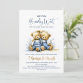 We Can Bearly Wait Teddy Bear Twins Baby Shower Einladung (Stehend Vorderseite)