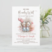 We Can Bearly Wait Teddy Bear Twins Baby Shower Einladung (Stehend Vorderseite)