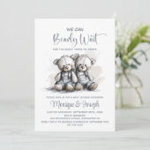 We Can Bearly Wait Teddy Bear Twins Baby Shower Einladung (Stehend Vorderseite)