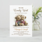 We Can Bearly Wait Twin Teddy Bears Baby Shower Einladung (Stehend Vorderseite)