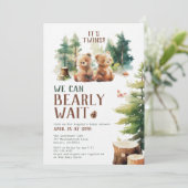 We Can Bearly Wait Twins Baby Shower Invitation Einladung (Stehend Vorderseite)