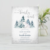 We Can Bearly Wait Winter Baby Shower Invitation Einladung (Stehend Vorderseite)