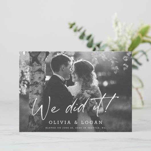 We Did It Modern Script Wedding Photo Elopement Einladung (Stehend Vorderseite)