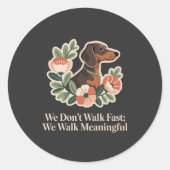 We Don’t Walk Fast; We Walk Meaningful Runder Aufkleber (Vorderseite)