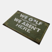 We Golf Therefore We Aren't Here Mat, Retro Fußmatte (Schrägansicht)