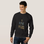 We Lift As We Rise | Motivational Arrow Sweatshirt (Vorne ganz)
