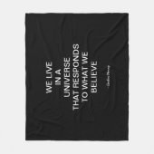 WE LIVE IN A UNIVERSE FLEECEDECKE (Vorderseite)