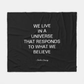 WE LIVE IN A UNIVERSE FLEECEDECKE (Vorderseite (Horizontal))