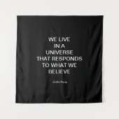 WE LIVE IN A UNIVERSE WANDTEPPICH (Vorderseite)