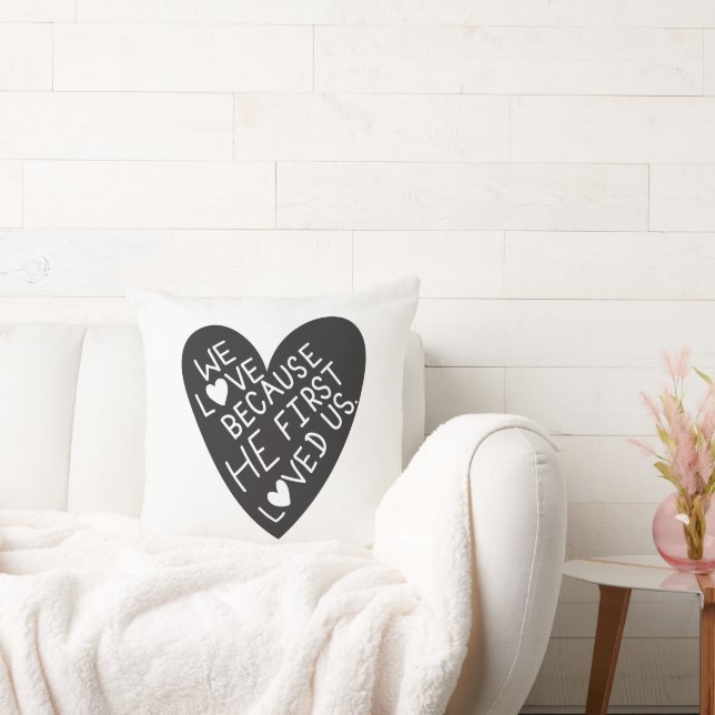 We love because he first loved us kissen (Liege)