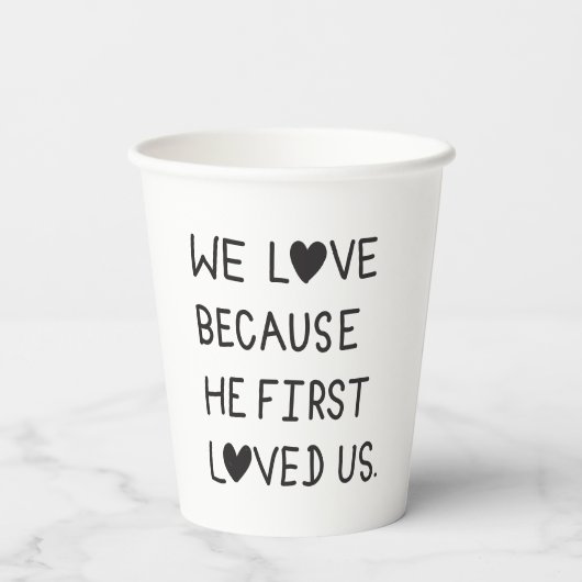 We Love Because He First Loved Us Typography Pappbecher (Rückseite)