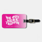 We Out Here Trippin Family Vacation Trip Hot Pink Gepäckanhänger (Vorderseite horizontal)