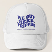 We Out Here Trippin Funny Trip Family Vacation Truckerkappe (Vorderseite)
