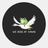 We Ride At Dawn Funny Frog Riding Goose Chaotic An Runder Aufkleber (Vorderseite)