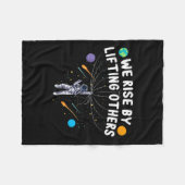 We Rise By Lifting Others Astronaut Sitive Motivat Fleecedecke (Vorderseite (Horizontal))