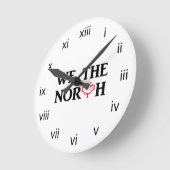 We the North with Red Maple Leaf Runde Wanduhr (Winkel)