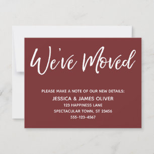 "We ve Moved" Moderne Handwriting Burgundy Card Einladung