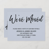"We ve Moved" Moderne Handwriting Dusty Blue Card Einladung (Vorne/Hinten)