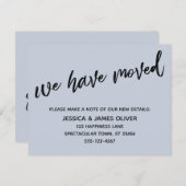 "We ve Moved" Moderne Handwriting Dusty Blue Card Einladung (Vorne/Hinten)