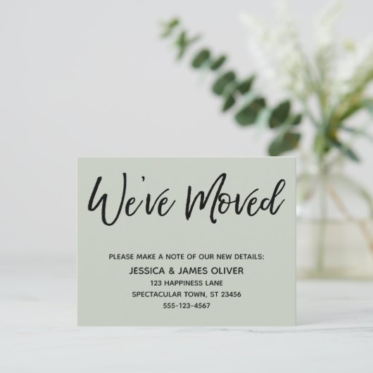 "We ve Moved" Moderne Handwriting Sage Green Card Einladung (Stehend Vorderseite)