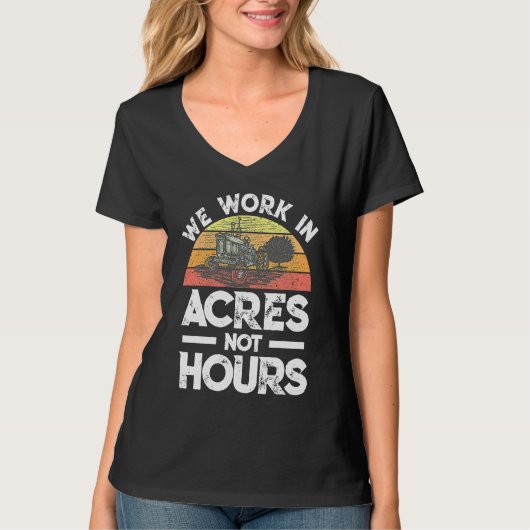 We Work in acres not hours T-Shirt (Vorderseite)