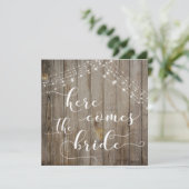 Weathered Wood & Lights Hier kommt die Bride Card Einladung (Stehend Vorderseite)