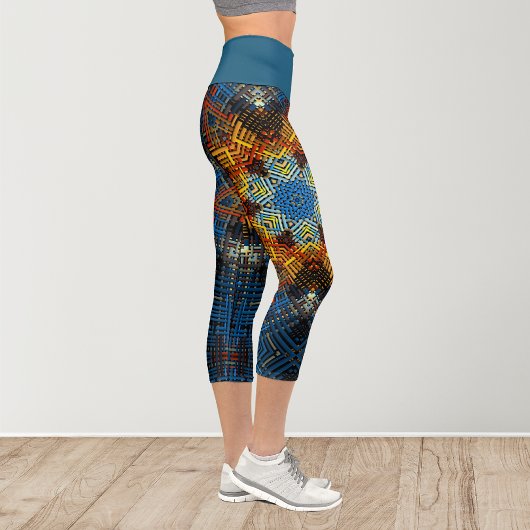 Weave Mandala Blue Yellow und Red Capri Leggings