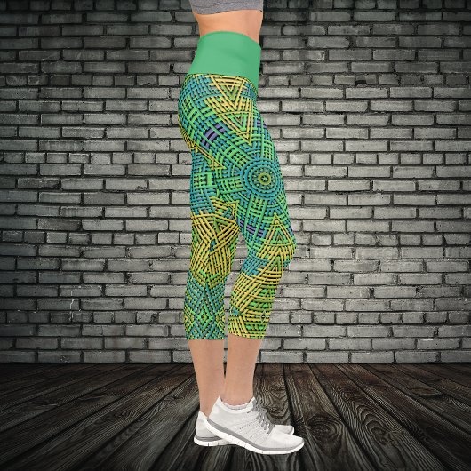 Weave Mandala Gelb Grün und Blau Capri Leggings