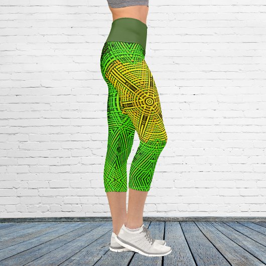 Weave Mandala Gelb und Grün Capri Leggings