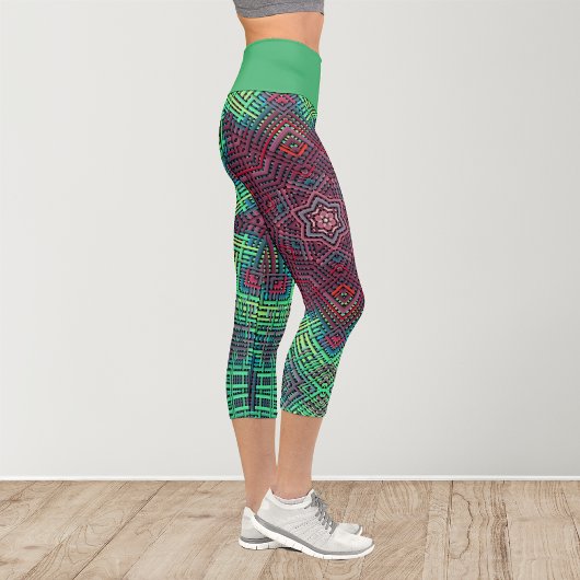 Weave Mandala Green Blue und Red Capri Leggings