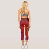 Weave Mandala Rosa und Gelb Capri Leggings (Rückseite)