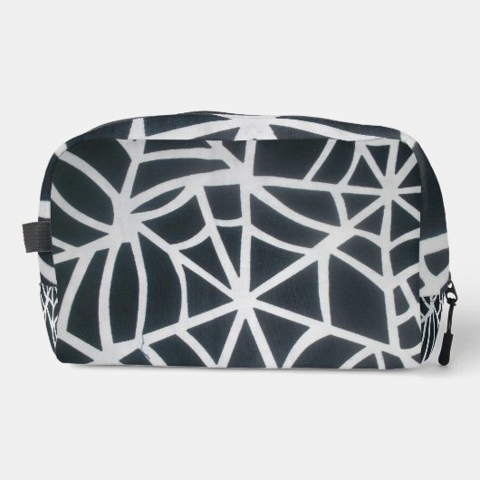 Web of Style: White and Black Spiderweb Print Bag Waschbeutel (Vorderseite)