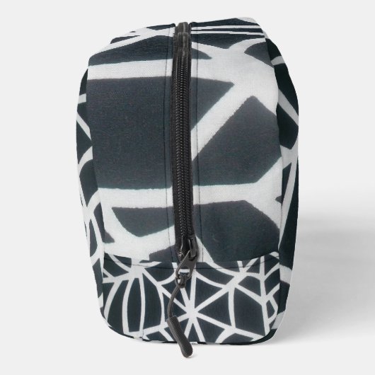 Web of Style: White and Black Spiderweb Print Bag Waschbeutel (Rechts)