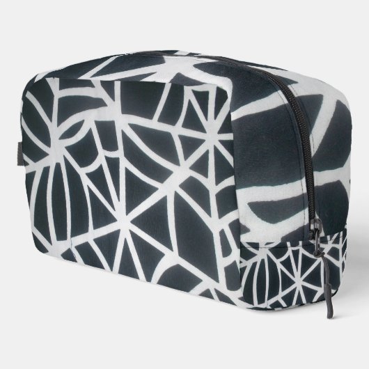 Web of Style: White and Black Spiderweb Print Bag Waschbeutel (Rechte Ecke)