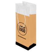 Website des modernen Logos von White Peach Black C Geschenktüte Für Weinflaschen (Rückseite Schrägansicht)